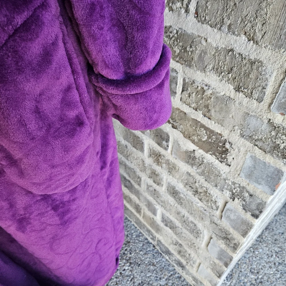 Signature Jasmine Rose Floral‎ Embossed Purple Robe Women’s Size Small